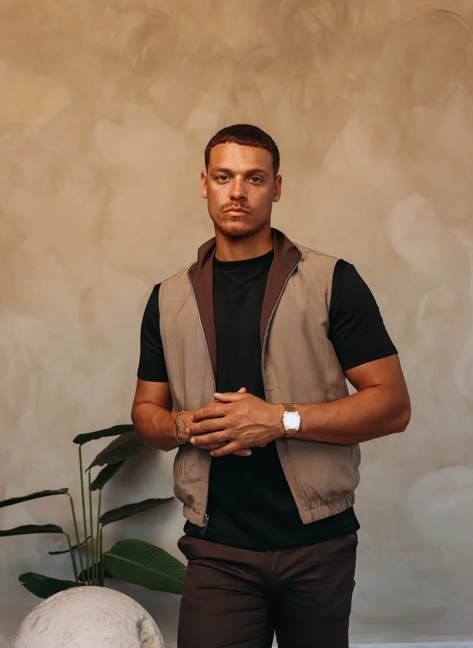 Taupe bodywarmer over een zwart shirt