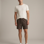CORE LINNEN SHORT DEEP BROWN - studio op model