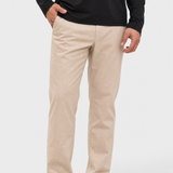 ESSENTIALS PANTS BEIGE - studio schuin voor