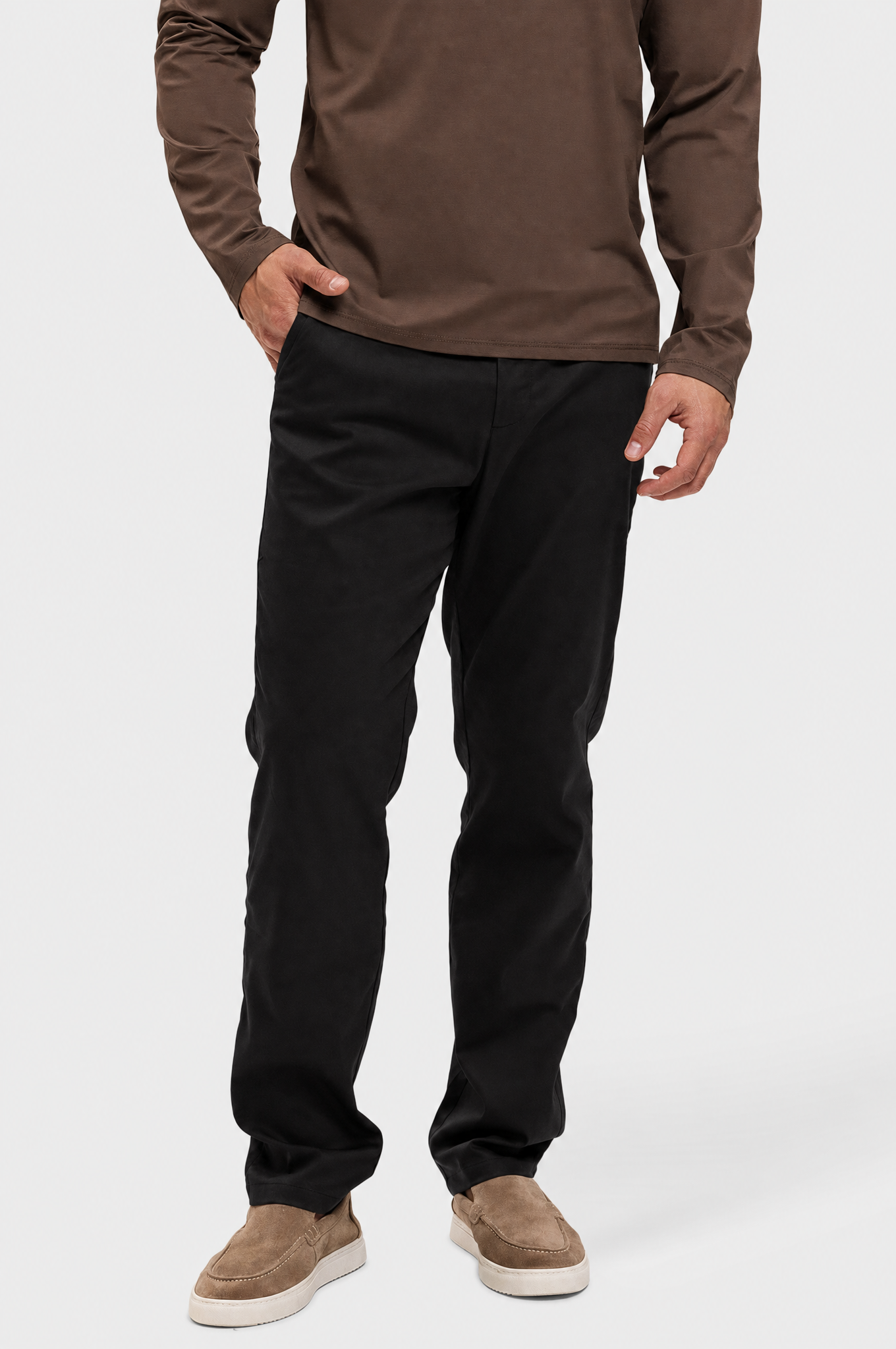 ESSENTIALS PANTS BLACK - studio schuin voor