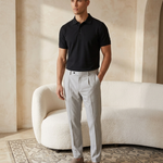 Model draagt Pique Core Polo Black - full body editorial