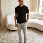 Model draagt Pique Core Polo Black - full body editorial