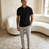 Model draagt Pique Core Polo Black - full body editorial