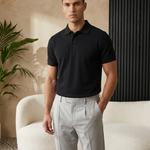 Model draagt Pique Core Polo Black - three quarter editorial