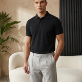 Model draagt Pique Core Polo Black - three quarter editorial