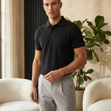 Model draagt Pique Core Polo Black - three quarter editorial