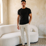 Model draagt Classic Cotton T-Shirt Black muscle fit - editorial