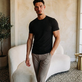 Model draagt Classic Cotton T-Shirt Black muscle fit - editorial