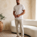Model draagt Classic Cotton T-Shirt White muscle fit - editorial
