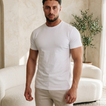 Model draagt Classic Cotton T-Shirt White muscle fit - editorial
