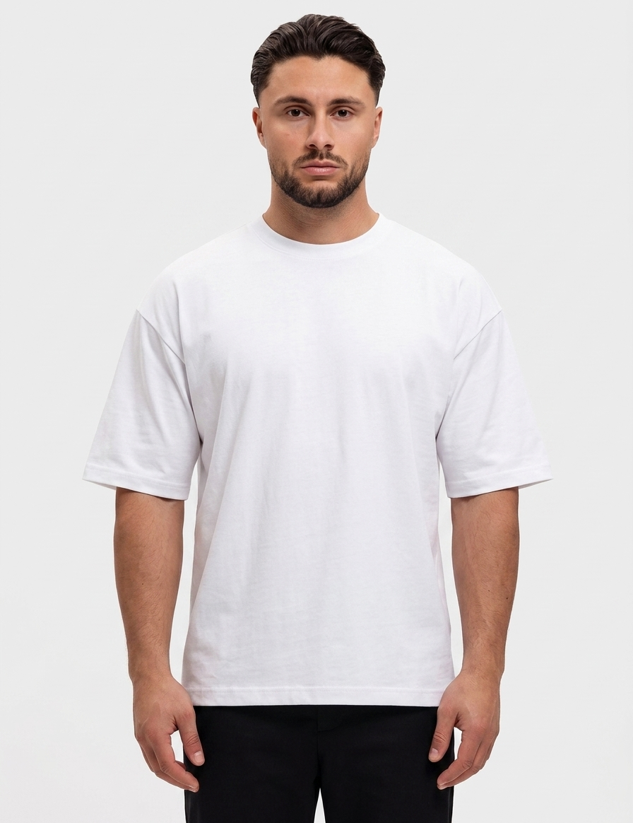 Oversized Cotton T-Shirt White — voorkant, Calvin (1,83 m) draagt maat S