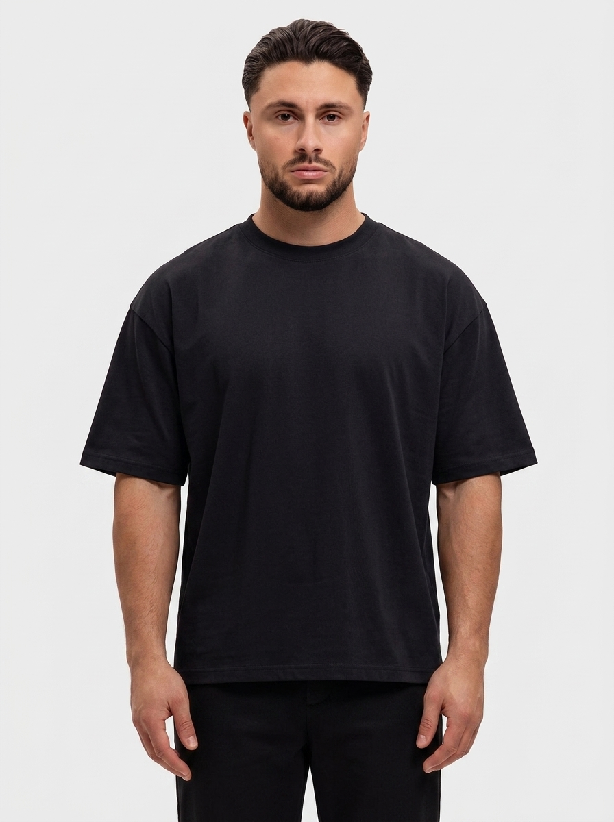Oversized Cotton T-Shirt Black — voorkant, Calvin (1,83 m) draagt maat S