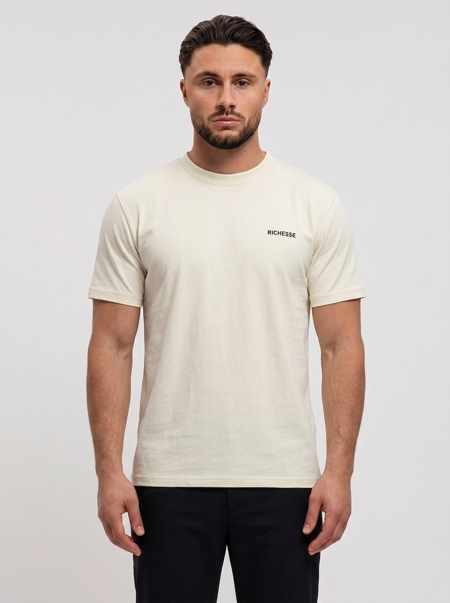 Logo T-Shirt Creme Regular Fit gedragen door model - studio