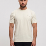 Logo T-Shirt Creme Regular Fit gedragen door model - studio